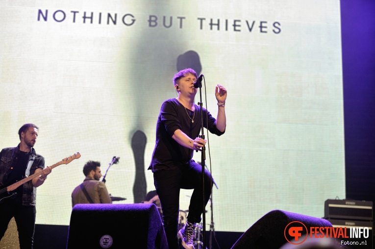 Nothing But Thieves op Down The Rabbit Hole 2016 - Zondag foto