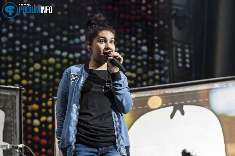 Alessia Cara op Coldplay - 23/06 - Amsterdam Arena foto