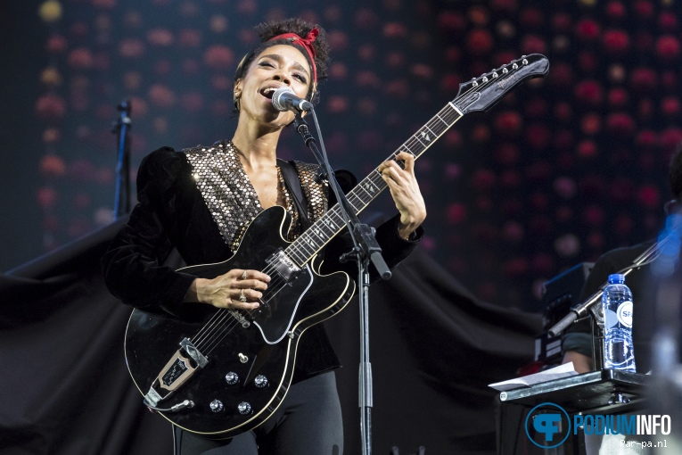 Lianne La Havas op Coldplay - 23/06 - Amsterdam Arena foto