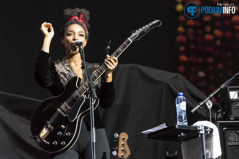 Lianne La Havas op Coldplay - 23/06 - Amsterdam Arena foto