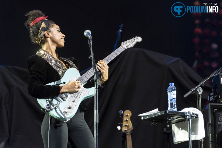 Lianne La Havas op Coldplay - 23/06 - Amsterdam Arena foto