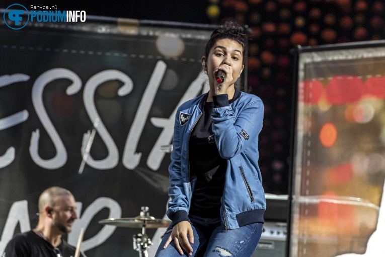 Alessia Cara op Coldplay - 23/06 - Amsterdam Arena foto