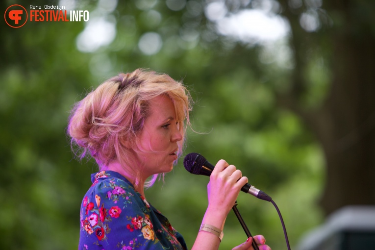 Janne Schra op Fields of Joy Festival 2016 foto