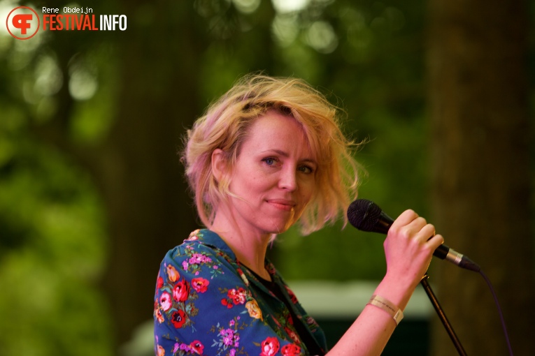 Janne Schra op Fields of Joy Festival 2016 foto