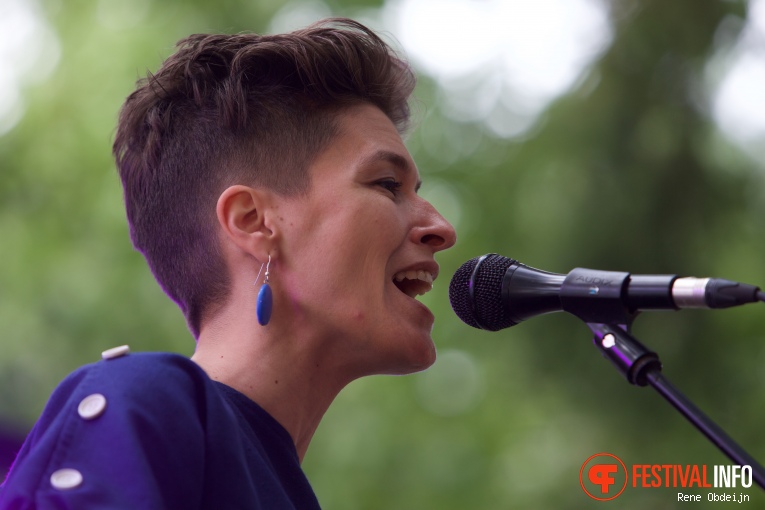 Eva de Roovere op Fields of Joy Festival 2016 foto