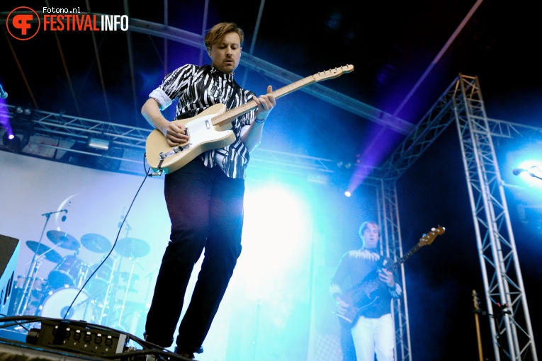 Django Django op Welcome To The Village 2016 - Vrijdag foto