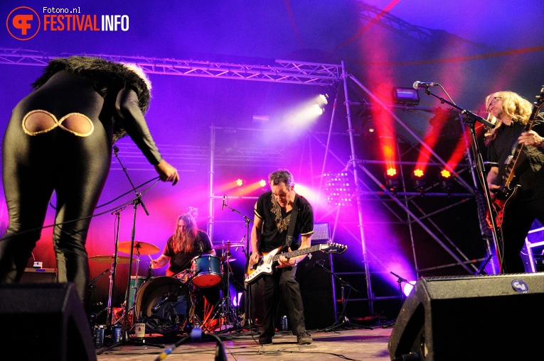 King Khan and the Shrines op Welcome To The Village 2016 - Vrijdag foto