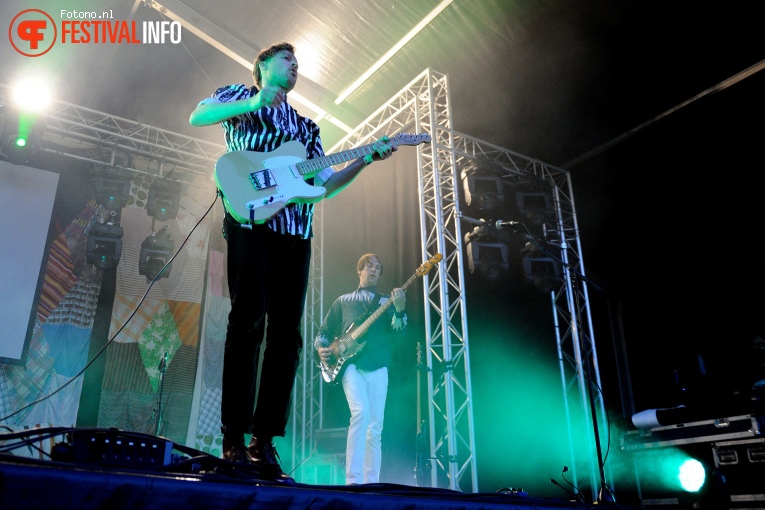 Django Django op Welcome To The Village 2016 - Vrijdag foto