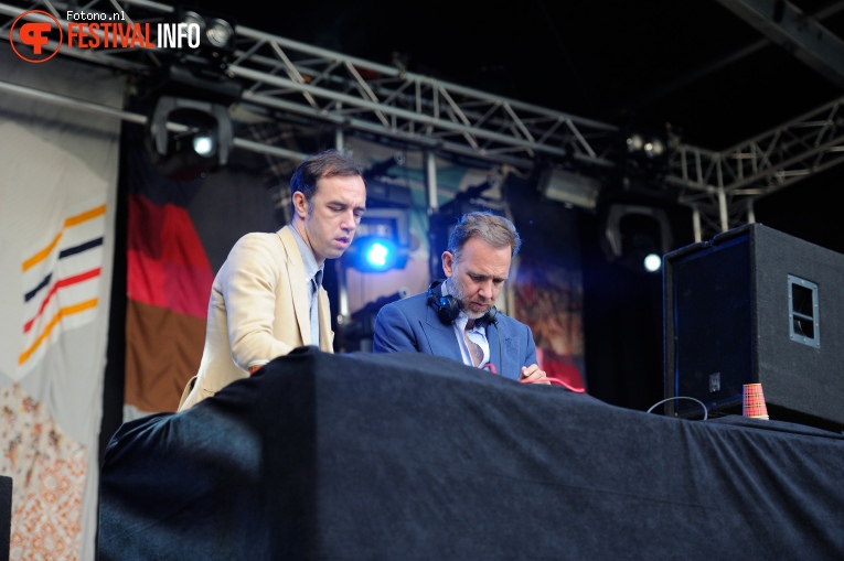 2manydjs op Welcome To The Village 2016 - Zondag foto