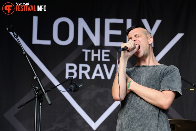 Lonely The Brave op Welcome To The Village 2016 - Zondag foto