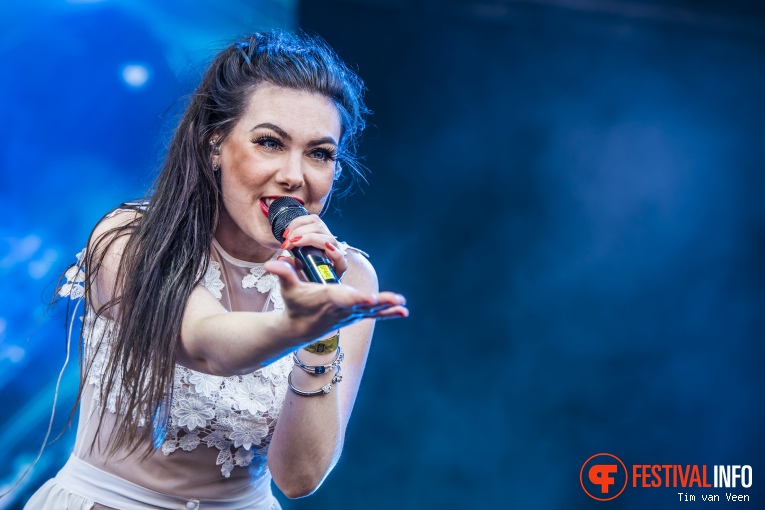 Amaranthe op Into The Grave 2016 foto