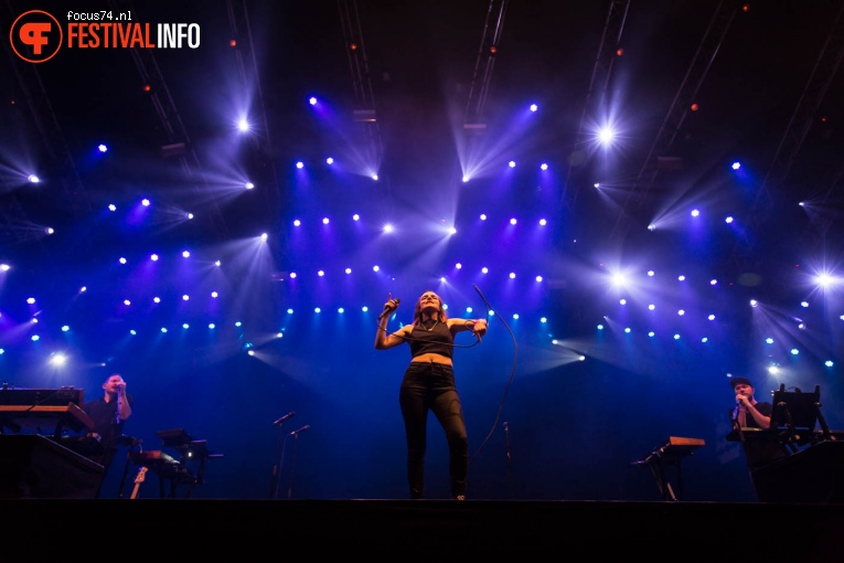 Chvrches op Lowlands 2016 - Vrijdag foto