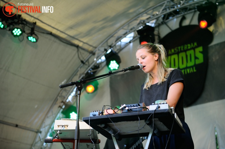 Amber Arcades op Amsterdam Woods Festival - Zaterdag foto