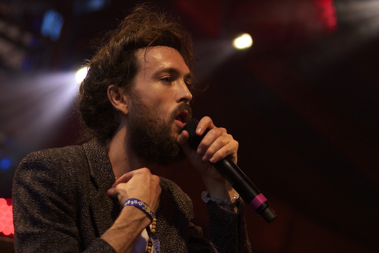 Edward Sharpe & The Magnetic Zeros op Edward Sharpe And The Magnetic Zeros - 23/08 - Woodstock69 foto