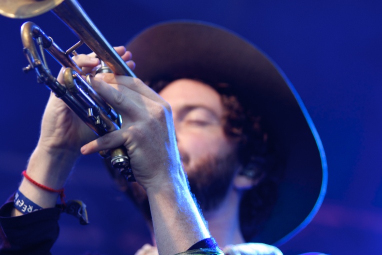 Edward Sharpe & The Magnetic Zeros op Edward Sharpe And The Magnetic Zeros - 23/08 - Woodstock69 foto
