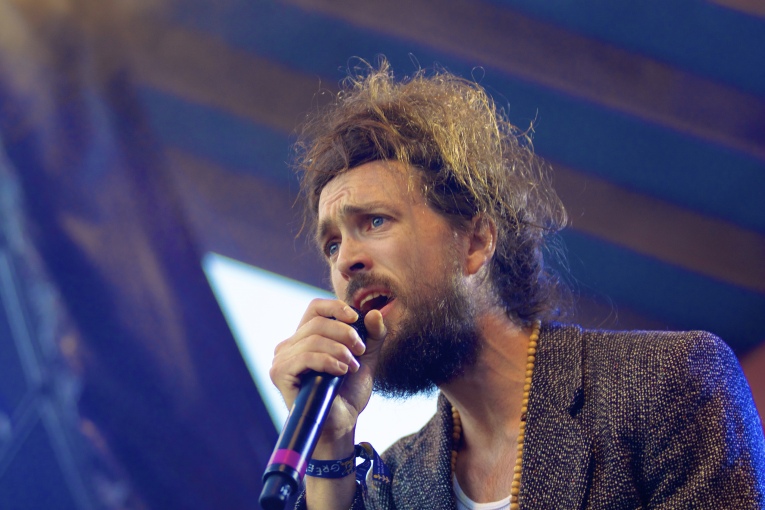 Edward Sharpe & The Magnetic Zeros op Edward Sharpe And The Magnetic Zeros - 23/08 - Woodstock69 foto