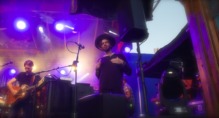 Edward Sharpe & The Magnetic Zeros op Edward Sharpe And The Magnetic Zeros - 23/08 - Woodstock69 foto