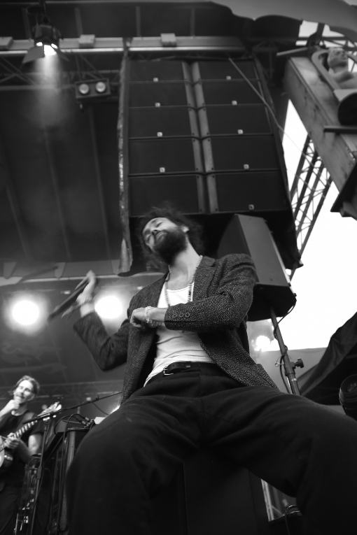 Edward Sharpe & The Magnetic Zeros op Edward Sharpe And The Magnetic Zeros - 23/08 - Woodstock69 foto