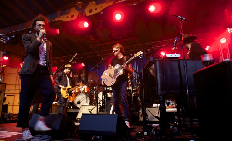 Edward Sharpe & The Magnetic Zeros op Edward Sharpe And The Magnetic Zeros - 23/08 - Woodstock69 foto