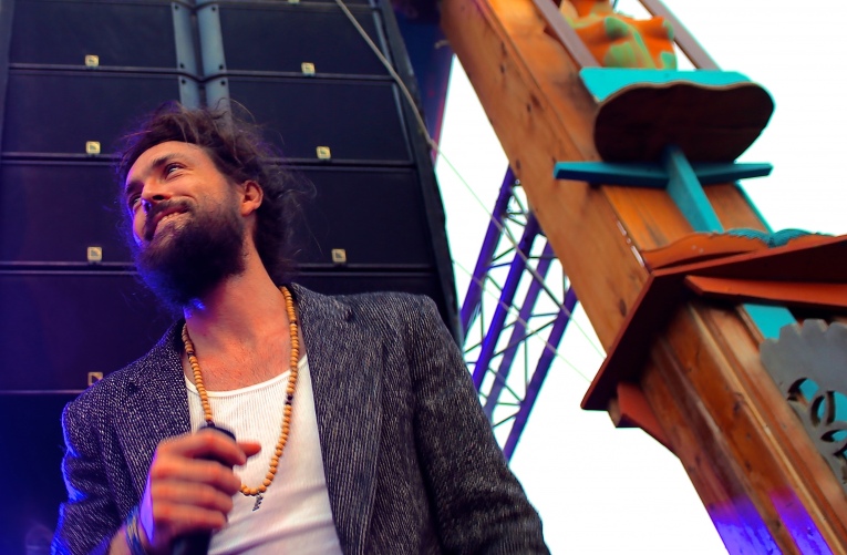 Edward Sharpe & The Magnetic Zeros op Edward Sharpe And The Magnetic Zeros - 23/08 - Woodstock69 foto