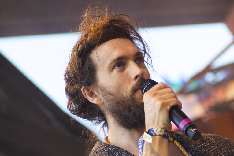 Edward Sharpe & The Magnetic Zeros op Edward Sharpe And The Magnetic Zeros - 23/08 - Woodstock69 foto