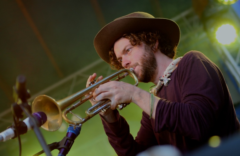 Edward Sharpe & The Magnetic Zeros op Edward Sharpe And The Magnetic Zeros - 23/08 - Woodstock69 foto