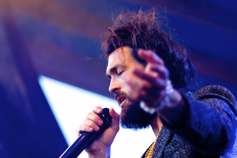Edward Sharpe & The Magnetic Zeros op Edward Sharpe And The Magnetic Zeros - 23/08 - Woodstock69 foto