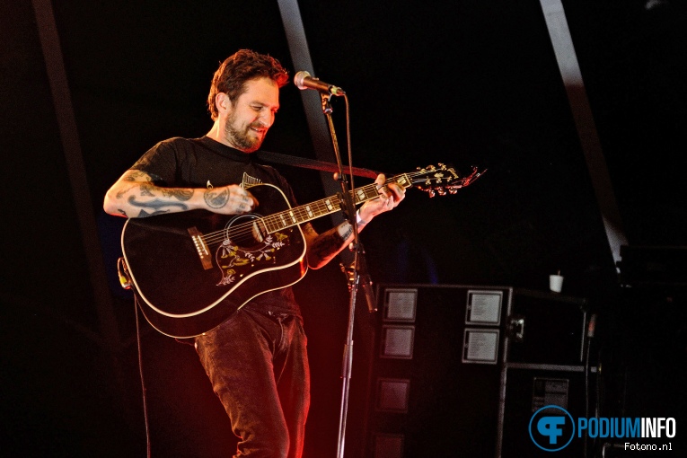 Frank Turner & The Sleeping Souls op Frank Turner & Sleeping Souls - 05/09 - Openlucht Theater Amsterdamse Bos foto