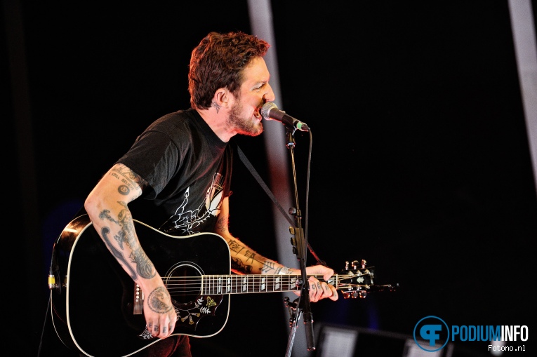 Frank Turner & The Sleeping Souls op Frank Turner & Sleeping Souls - 05/09 - Openlucht Theater Amsterdamse Bos foto