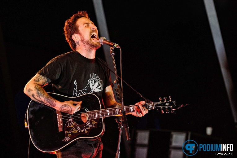 Frank Turner & The Sleeping Souls op Frank Turner & Sleeping Souls - 05/09 - Openlucht Theater Amsterdamse Bos foto