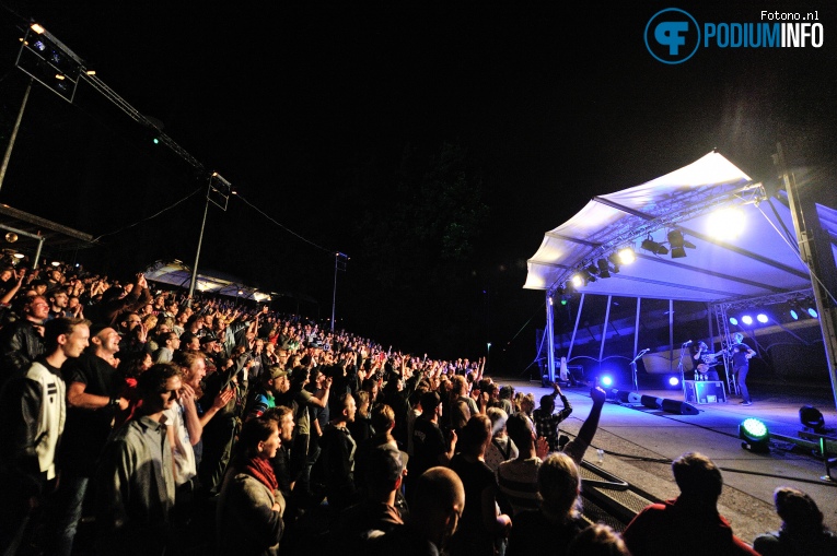 Frank Turner & The Sleeping Souls op Frank Turner & Sleeping Souls - 05/09 - Openlucht Theater Amsterdamse Bos foto
