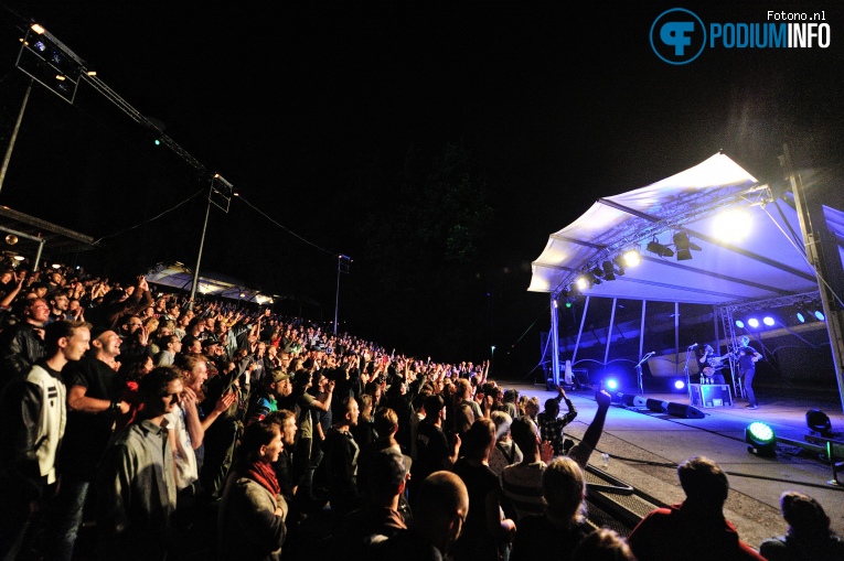 Frank Turner & The Sleeping Souls op Frank Turner & Sleeping Souls - 05/09 - Openlucht Theater Amsterdamse Bos foto