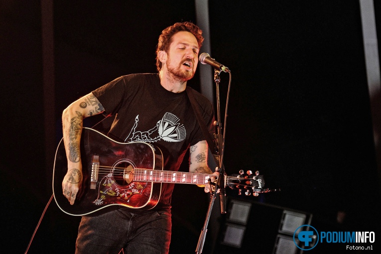 Frank Turner & The Sleeping Souls op Frank Turner & Sleeping Souls - 05/09 - Openlucht Theater Amsterdamse Bos foto