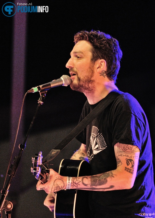 Frank Turner & The Sleeping Souls op Frank Turner & Sleeping Souls - 05/09 - Openlucht Theater Amsterdamse Bos foto