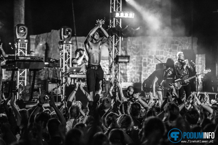 Typhoon op Typhoon - Openluchttheater Hertme foto