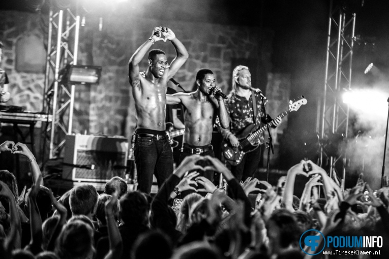 Typhoon op Typhoon - Openluchttheater Hertme foto