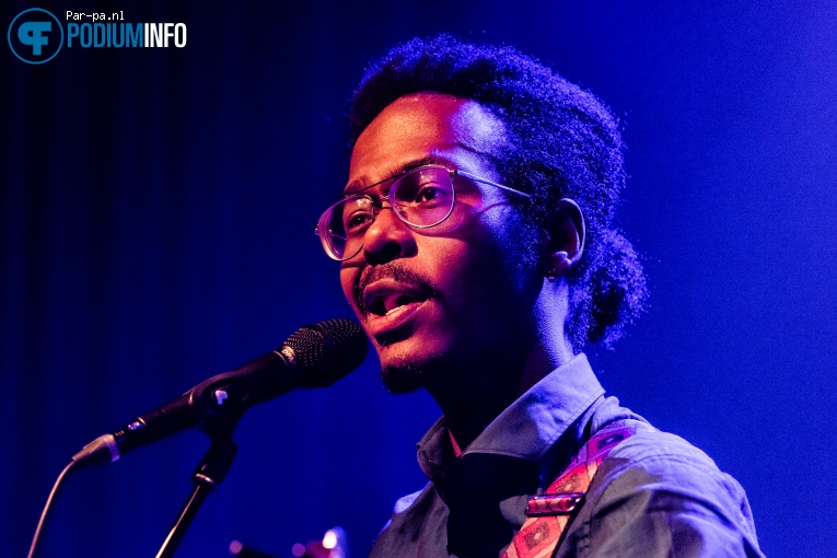 Jeangu Macrooy op Remy van Kesteren - 25/10 - Paard van Troje foto