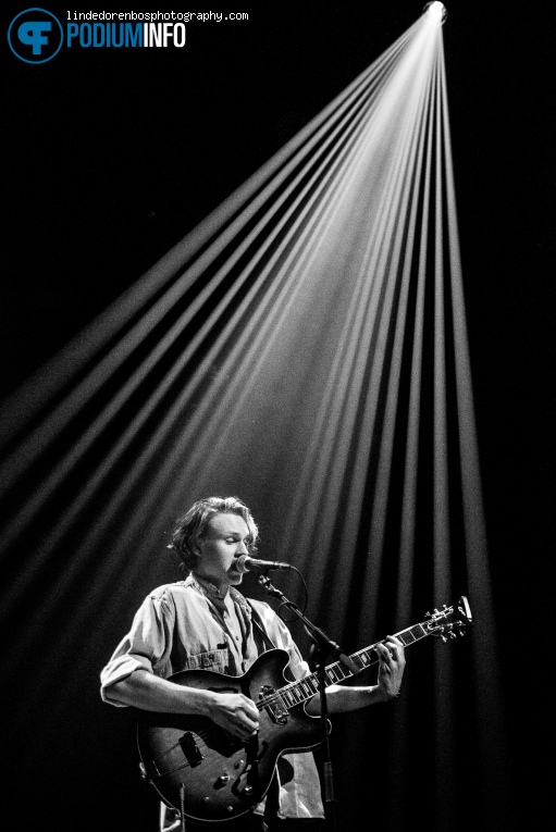 Mike Wyatt op Selah Sue - 7/12 - TivoliVredenburg foto