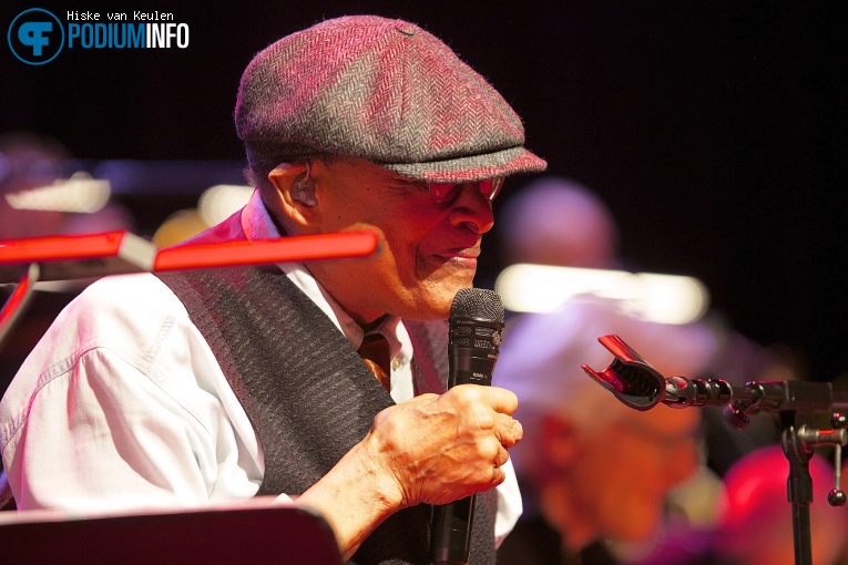 Al Jarreau op Al Jarreau / NDR Big Band - 27/11 - De Oosterpoort foto