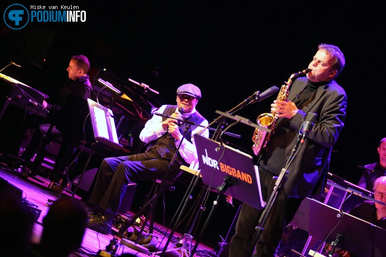 Al Jarreau op Al Jarreau / NDR Big Band - 27/11 - De Oosterpoort foto