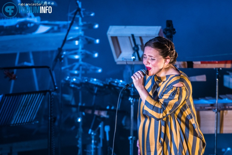 Emiliana Torrini & The Colorist Orchestra op Emiliana Torrini & The Colorist Orchestra - 27/01 - Parkstad Limburg Theaters foto