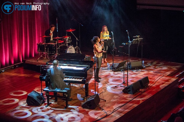 Jools Holland & His R&B Orchestra op Jools Holland met Louise Marshall en Ruby Turner foto