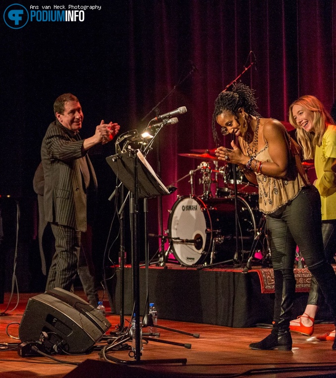 Jools Holland & His R&B Orchestra op Jools Holland met Louise Marshall en Ruby Turner foto