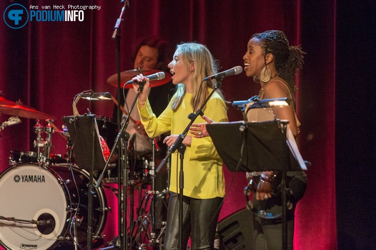 Jools Holland & His R&B Orchestra op Jools Holland met Louise Marshall en Ruby Turner foto