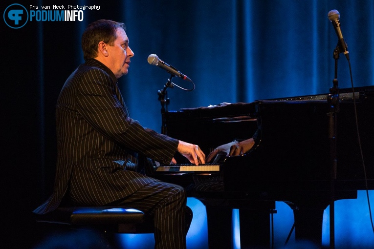 Jools Holland & His R&B Orchestra op Jools Holland met Louise Marshall en Ruby Turner foto