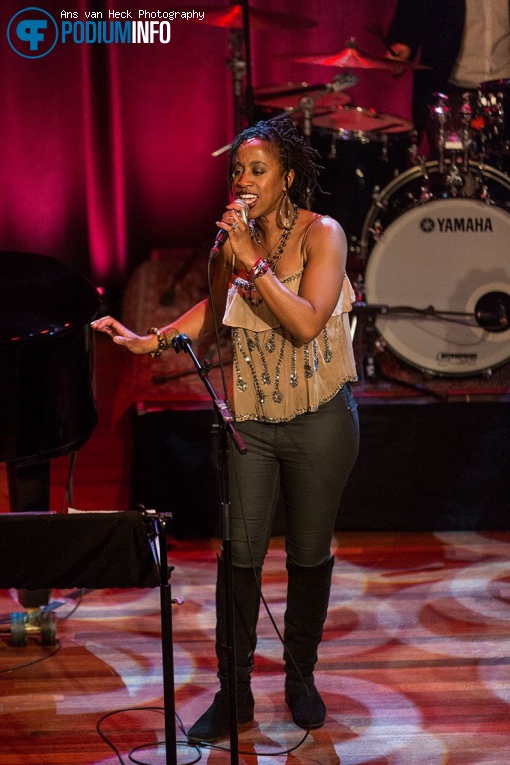 Louise Marshall op Jools Holland met Louise Marshall en Ruby Turner foto