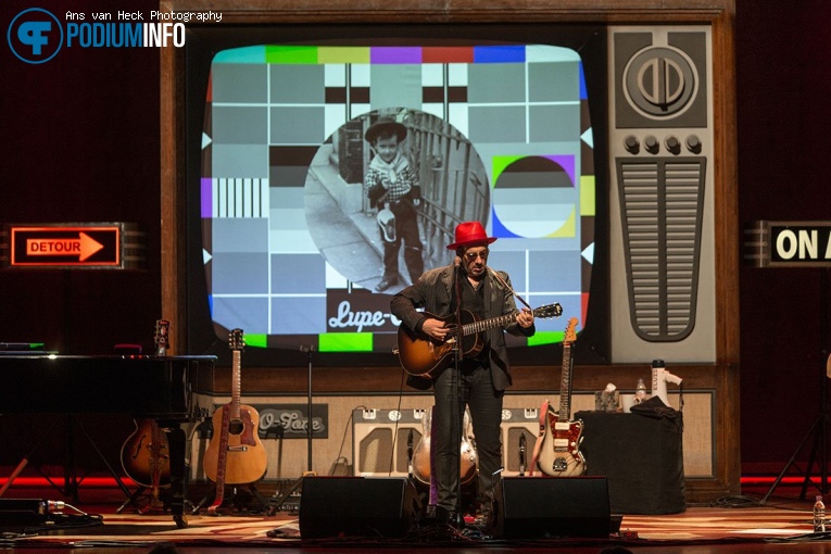 Elvis Costello op Elvis Costello - 08/03 - Koninklijk Theater Carré foto