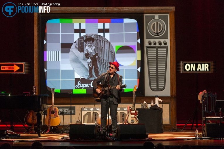 Elvis Costello op Elvis Costello - 08/03 - Koninklijk Theater Carré foto