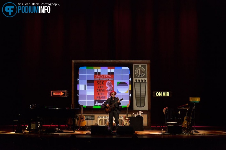 Elvis Costello op Elvis Costello - 08/03 - Koninklijk Theater Carré foto