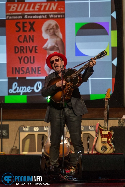 Elvis Costello op Elvis Costello - 08/03 - Koninklijk Theater Carré foto